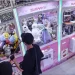影／4分鐘搬光2娃娃機！雙賊持鐵撬偷數十隻公仔　店家氣炸懸賞10萬港幣抓人