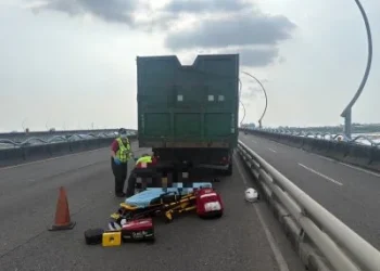 高屏大橋死亡車禍！25歲重機騎士撞大貨車車尾　送醫不治