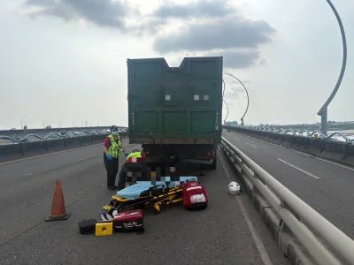 高屏大橋死亡車禍!25歲重機騎士撞大貨車車尾 送醫不治