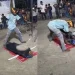 影/印度人搞錯了?街頭表演「胸口碎大石」變「石頭碎胸口」 男子遭巨石重擊硬撐續演