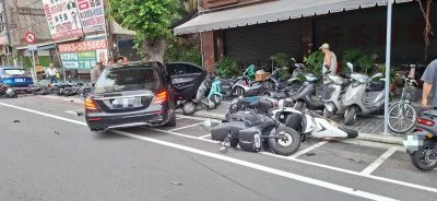 台中男駕賓士失控連撞28輛汽機車 4人受傷、身上查獲毒品咖啡包