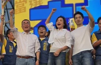 直擊／柯志恩3萬人造勢開嗆！10分鐘大進場　轟「龍捲風」來得快去得快