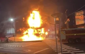 快訊／台南中西區機車店火警！惡火延燒醫美診所 消防射水搶救