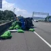 國道3號貨車爆胎翻覆！　袋裝玉米掉滿路面