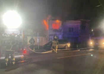 高雄橋頭鐵皮屋深夜竄火！年輕夫妻釣魚逃一劫「1人返家見狀昏倒」