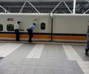 高鐵台南站旅客落軌！列車一度延誤　現場民眾直擊、畫面曝光
