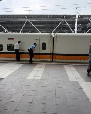 高鐵台南站旅客落軌！列車一度延誤　現場民眾直擊、畫面曝光