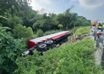 國1斗南段驚險事故！半聯結車疑爆胎失控　撞護欄翻落邊坡