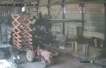 影／工廠驚險工安意外！升降平台啟動時突損壞傾倒　陸2工人高空墜落撞曳引機
