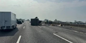 疑機件故障釀禍！　國道軍用大卡車翻覆