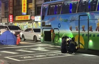快訊／高雄死亡車禍！30多歲女遭遊覽車輾過　當場喪命