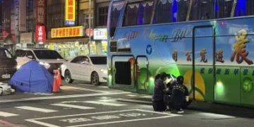 快訊／高雄死亡車禍！30多歲女遭遊覽車輾過　當場喪命