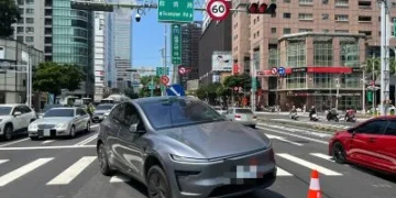 才隔2天又撞！台中同一路口2車「騎上行人庇護島」　行車路徑幾乎一樣