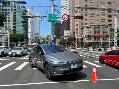 才隔2天又撞!台中同一路口2車「騎上行人庇護島」 行車路徑幾乎一樣