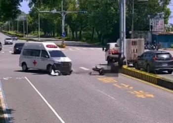 花蓮民間救護車紅燈右轉與機車相撞！　騎士撞飛命危