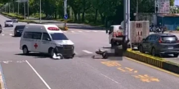 花蓮民間救護車紅燈右轉與機車相撞！　騎士撞飛命危