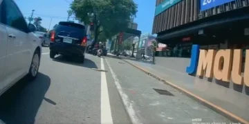 四輪幻想變二輪？台中驚見「巨型機車」開進待轉區 網爆氣：還一次兩台