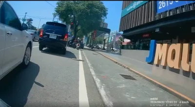 四輪幻想變二輪?台中驚見「巨型機車」開進待轉區 網爆氣:還一次兩台