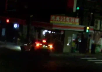 精神不濟釀禍！　中壢小黃直撞電線桿車頭撞爛