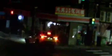 精神不濟釀禍！　中壢小黃直撞電線桿車頭撞爛