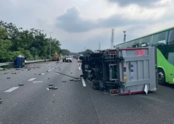 國3梅山段兩小貨車碰撞雙雙側翻　1人輕傷送醫、全線已恢復通車