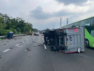 國3梅山段兩小貨車碰撞雙雙側翻 1人輕傷送醫、全線已恢復通車