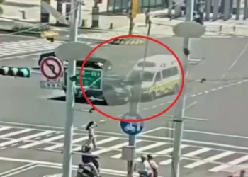 台北萬華區救護車小貨車擦撞！　貨車駕駛頭部擦挫傷