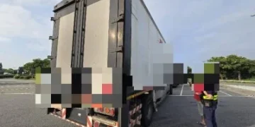 驚險瞬間曝！國1后里3車擦撞　小客貨車碰聯結車再撞轎車