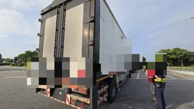 驚險瞬間曝!國1后里3車擦撞 小客貨車碰聯結車再撞轎車