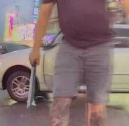 高雄街頭驚見男子持刀下車！行車糾紛畫面曝光　雙方友人網路隔空交鋒