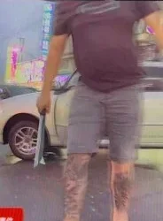 高雄街頭驚見男子持刀下車！行車糾紛畫面曝光　雙方友人網路隔空交鋒
