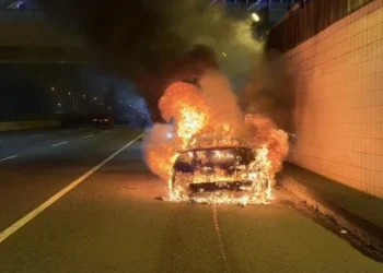 保時捷燒成一團火球！台74線快速道路火燒車　保時捷成廢鐵駕駛乘客急逃生