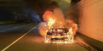 保時捷燒成一團火球！台74線快速道路火燒車　保時捷成廢鐵駕駛乘客急逃生