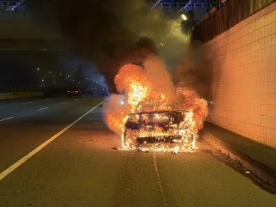保時捷燒成一團火球!台74線快速道路火燒車 保時捷成廢鐵駕駛乘客急逃生