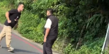 「別再推上去了！」九份公車擦撞多元計程車　2駕駛當街爆衝突畫面曝