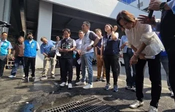 砸15億排水工程仍淹水！柯志恩直擊前鎮漁港　轟花公帑就該解決問題