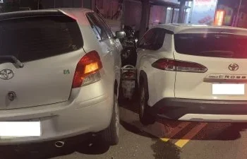 快訊／高雄女三寶鬼轉！機車被擊落成「夾心餅」騎士慘受困