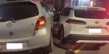 快訊／高雄女三寶鬼轉！機車被擊落成「夾心餅」騎士慘受困