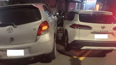 快訊/高雄女三寶鬼轉!機車被擊落成「夾心餅」騎士慘受困