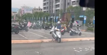 20元也不走出口？台中騎士停車場「直接跨島」離場　畫面引熱議