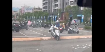 20元也不走出口？台中騎士停車場「直接跨島」離場　畫面引熱議