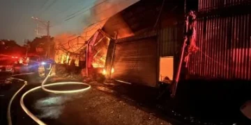 快訊／台南電腦器材回收場火警！火勢猛烈、濃煙竄出搶救中
