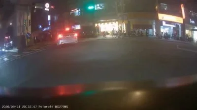 影/行人地獄!左轉車撞走斑馬線女子「捲車底拖行」 路人目擊驚悚過程尖叫