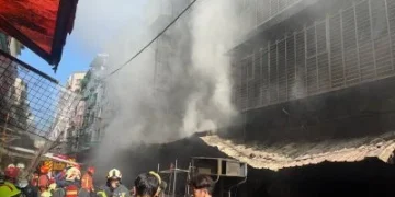 新莊大樓火警14人送醫疏散57人！　1樓早餐店與金紙店起火釀災  