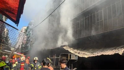 新莊大樓火警14人送醫疏散57人! 1樓早餐店與金紙店起火釀災