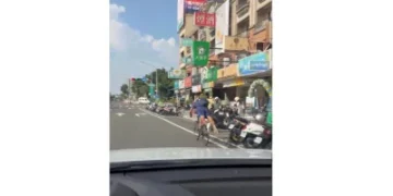 「趴騎超人」重現江湖？網傳騎士趴姿騎車引熱議 專家提醒：恐失控極危險