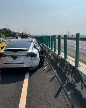 國3龍井段變換車道不當釀事故！閃避車輛再撞另車　4人擦挫傷送醫