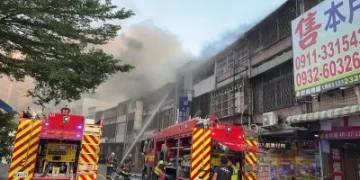 台中南區大慶街住宅竄濃煙！頂樓儲藏室起火延燒鄰宅　消防急撲滅