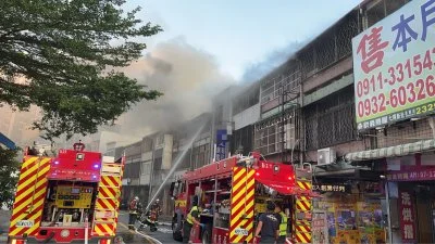 台中南區大慶街住宅竄濃煙!頂樓儲藏室起火延燒鄰宅 消防急撲滅