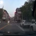 驚險畫面!車停等紅燈突遭後車撞上 失控往前再撞過馬路行人